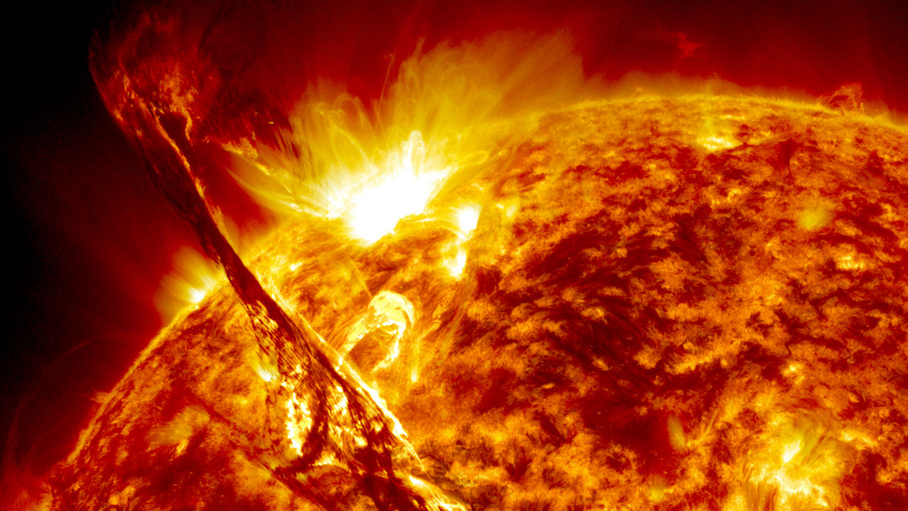 Huge eruption seen by Solar Dynamics Observatory